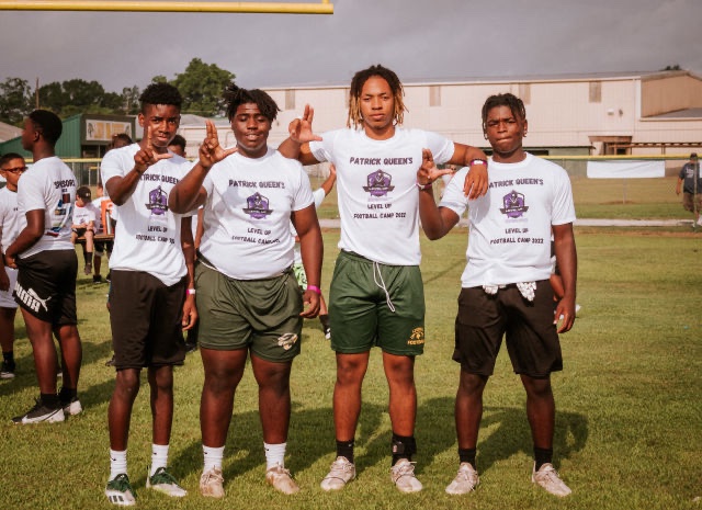 kids pose for a picture at Patrick Queen 2022 "level Up" youth football camp