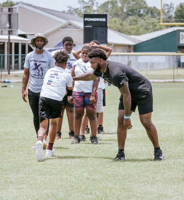 Patrick runs a drill with one of the participants at Patrick Queen 2022 "level Up" youth football camp