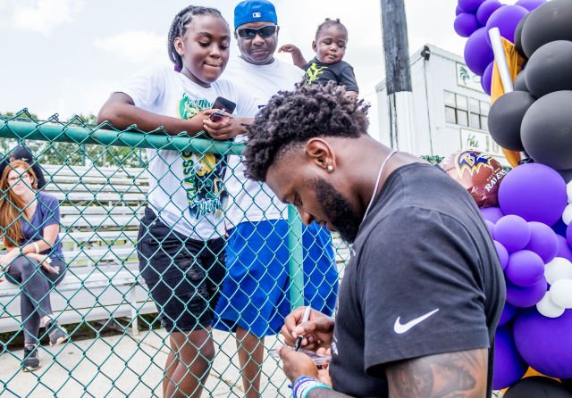 Patrick signs autograph at Patrick Queen 2022 "level Up" youth football camp