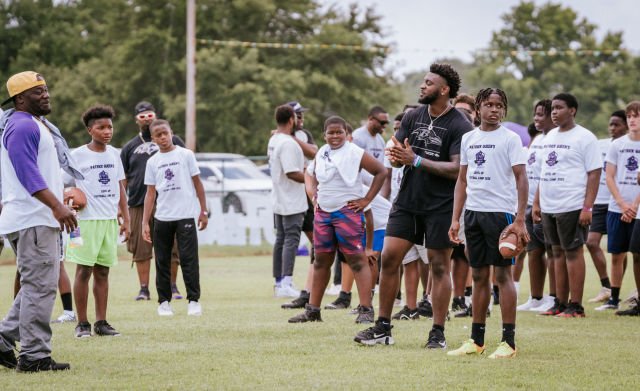 Patrick and his team run drills with the kids at Patrick Queen 2022 "level Up" youth football camp