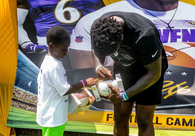 Patrick signs autograph at Patrick Queen 2022 "level Up" youth football camp
